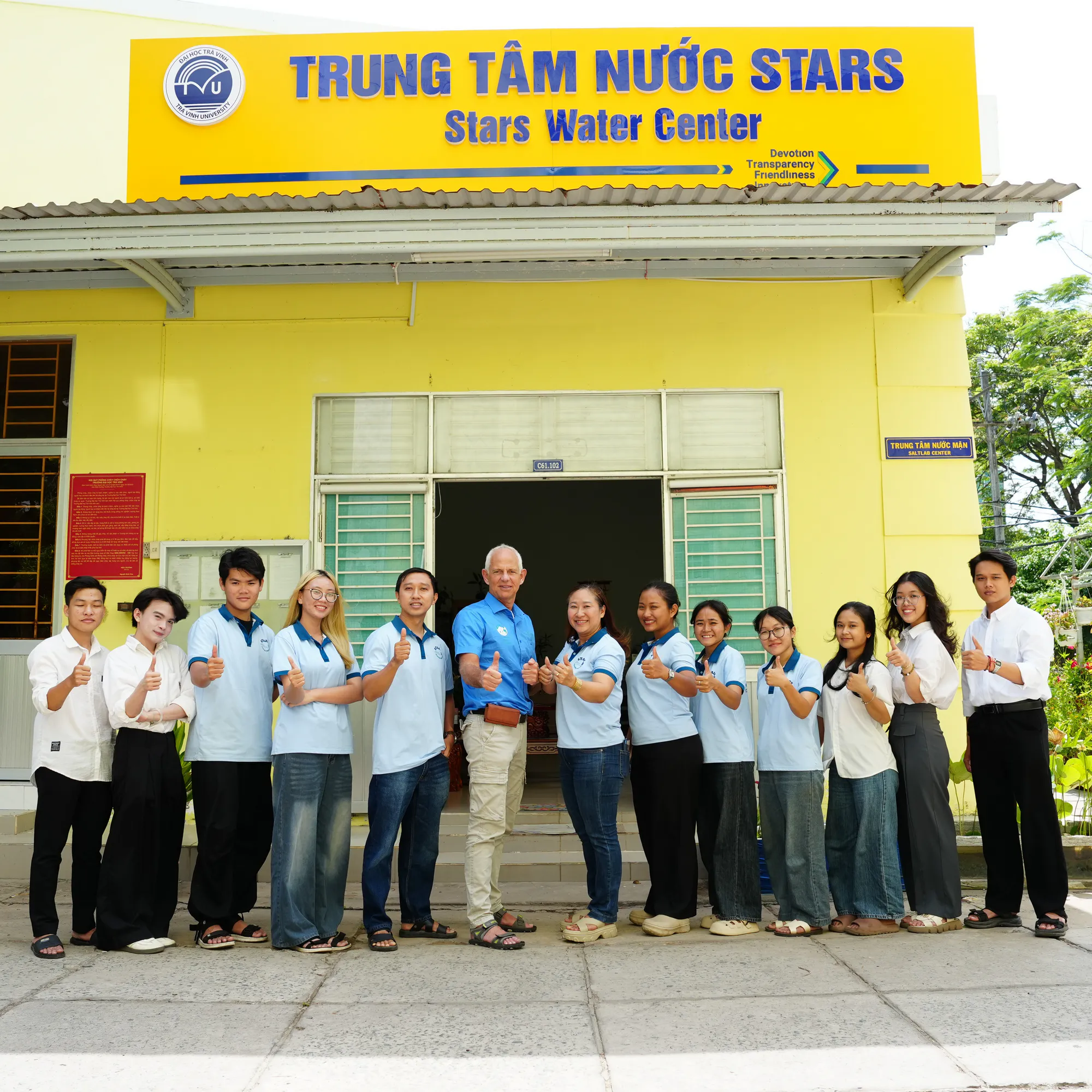 Image of the STARS team at the center or in the field